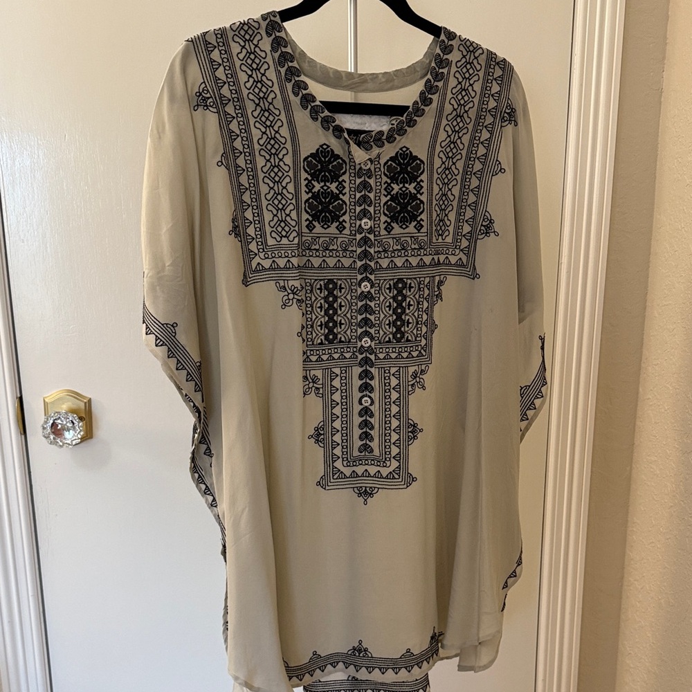 Chic Black Patterned Cream Tunic Top